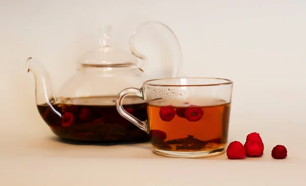 Taza Con Frambuesa Caliente Una Tetera — Foto de Stock