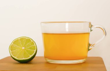 Tahtada limonlu sarı çay