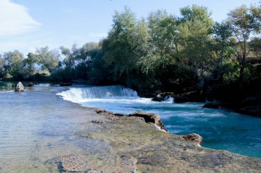 Türkiye Gölü arka planında Manavgat şelalesi