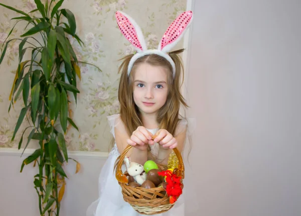 Dívka Oblečená Jako Velikonoční Zajíček Košíkem Čokoládových Vajec — Stock fotografie