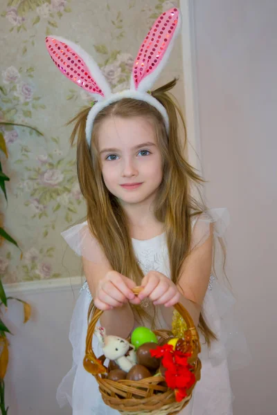 Dziewczyna Ubrana Jak Króliczek Wielkanocny Koszykiem Czekoladowych Jajek — Zdjęcie stockowe