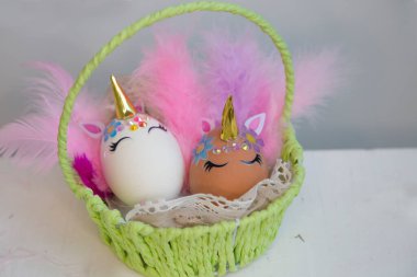 İki büyüleyici tek boynuzlu at yumurtası Mutlu Paskalyalar