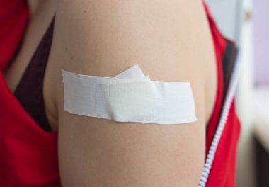 Koronavirüse karşı yapılan aşının izleri.