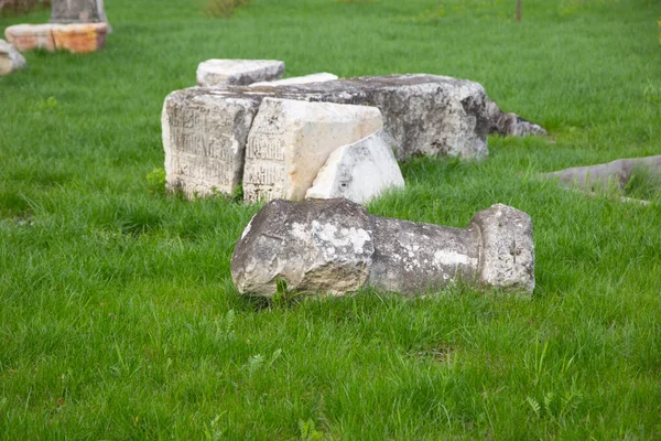 Een Oude Stenen Grafsteen Liggend — Stockfoto