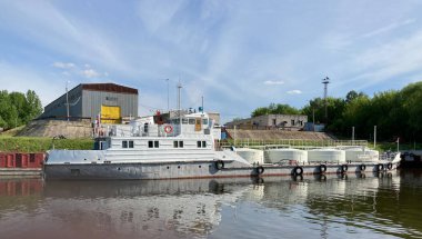 Sahil kenarındaki otoparkta torbacıyı çek.