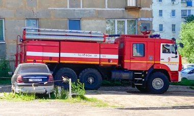 Kalabalık bir caddede itfaiye kamyonu