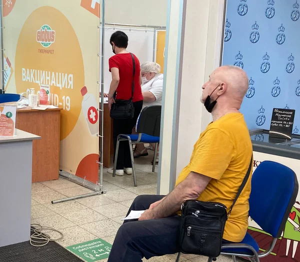 Ryazan Rusya - 25 Haziran 2021: alışveriş merkezindeki Covid-19 aşı noktasındaki insanlar