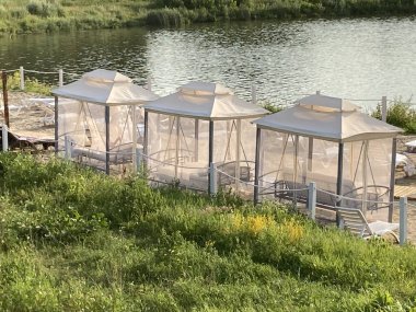 Üç güzel romantik çardak göl kıyısında