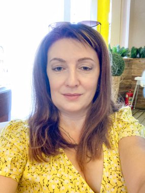 Kemik nakli ameliyatından sonra büyük ödemi olan bir kadının portresi.