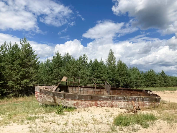 Берег Выбросило Старую Деревянную Лодку — стоковое фото