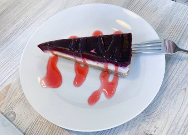 Bir pastanenin camında meyveli kek.