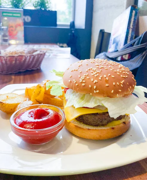 Burger Mit Salat Und Tomatensauce — Stockfoto