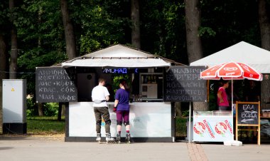 Ryazan, Rusya - 07 Ağustos 2021: iki kişi yemek kamyonunda bir şey kovalıyor