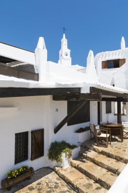 Balıkçı köyü, Menorca, İspanya çan kulesi ile göster