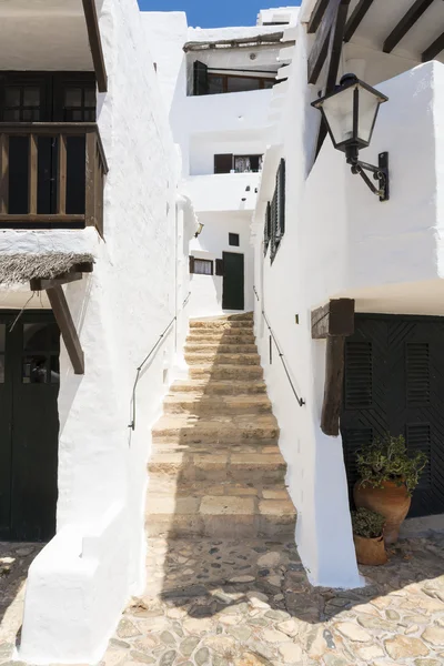 Sokak adımları bir balıkçı köyü, Menorca, İspanya
