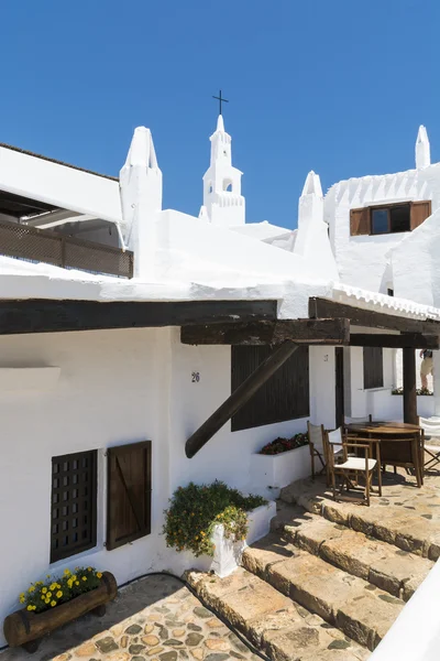 Balıkçı köyü, Menorca, İspanya çan kulesi ile göster