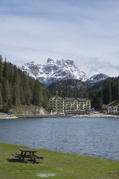 Lac misurina, banc, hôtel et dolomites, Italie — Photo