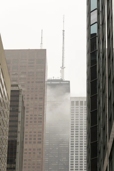 Ουρανοξύστης στην ομίχλη, Σικάγο, ΗΠΑ — Φωτογραφία Αρχείου