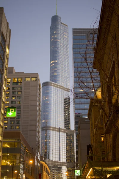 Trump felhőkarcoló a távolból, Chicago, Amerikai Egyesült Államok — Stock Fotó