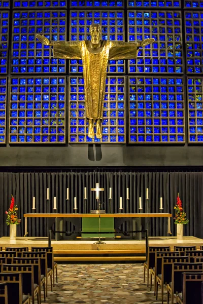 Insidan av kyrkan med altaret — Stockfoto