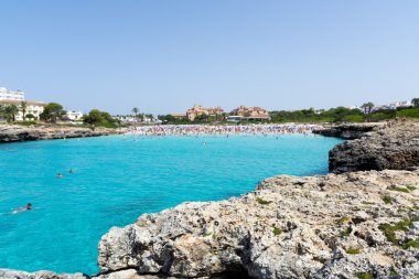 Görünüm kayalık sahil Cala en Bosch Menorca, Balear Adaları, İspanya