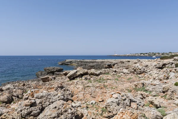 Vista da costa rochosa em Menorca, Ilhas Baleares, Espanha — Fotografia de Stock