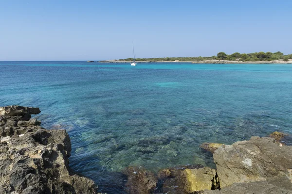 Vista da costa rochosa em Menorca, Ilhas Baleares, Espanha — Fotografia de Stock