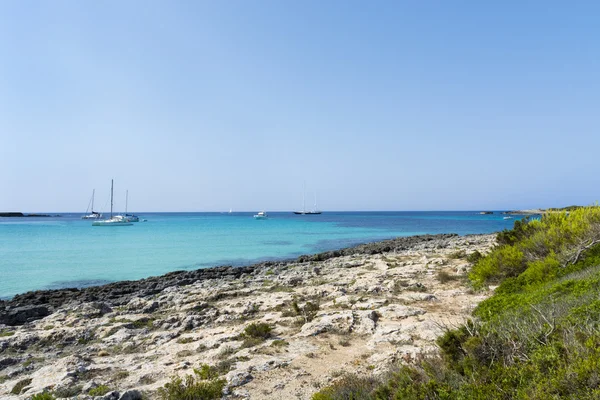 Vista Cala Mitjana e bela praia, Menorca, Ilhas Baleares, Espanha — Fotografia de Stock