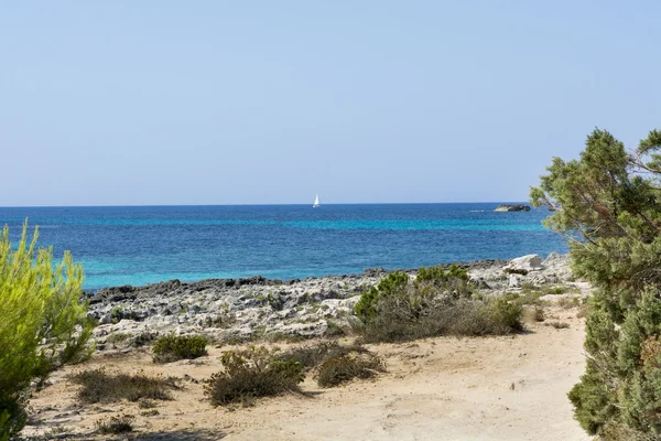 Vista Cala Mitjana e bela praia, Menorca, Ilhas Baleares, Espanha — Fotografia de Stock