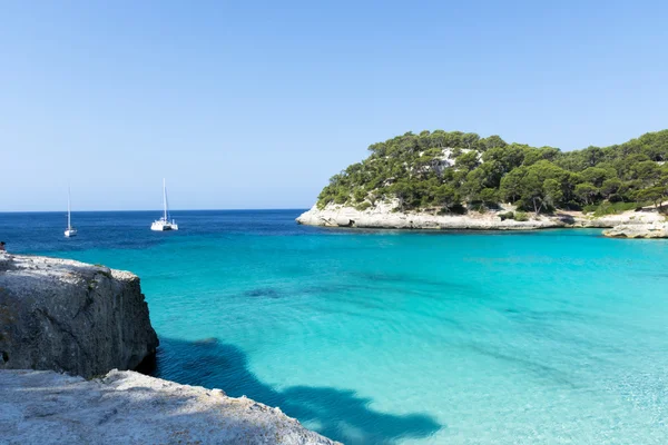 Vista da baía de Macarella e bela praia, Menorca, Ilhas Baleares, Espanha — Fotografia de Stock