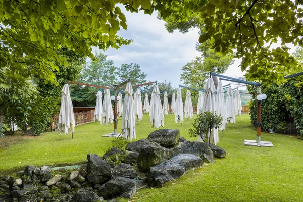 Área verde ao ar livre com guarda-chuva — Fotografia de Stock