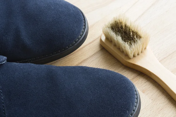 Blå sko rengöring Royaltyfria Stockfoton
