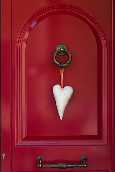 Röd dörr och vit hjärta Stockbild