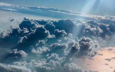 Mavi gök--dan uçak üzerinde bulutlu