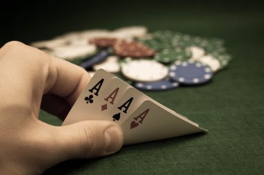 Kartları ve yeşil bir arka plan üzerinde poker fişleri yığını