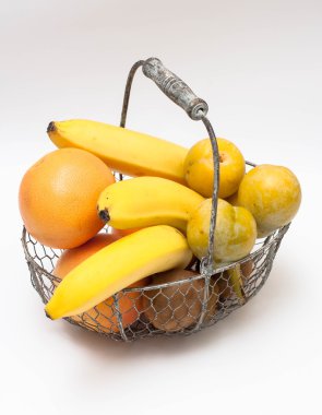 Beyaz zemin üzerinde bir sepet meyve