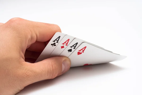 Mano con cartas de póquer sobre fondo blanco Fotos de stock libres de derechos