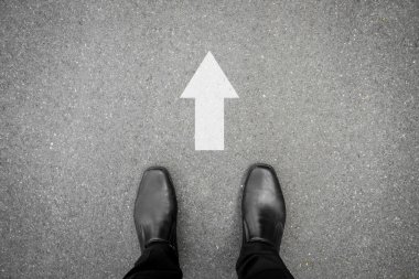 Siyah ayakkabı ve yön işareti devam et