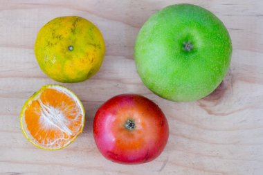 Ahşap masa üzerinde Tay meyve