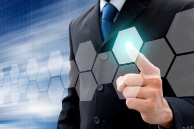 Altıgen düğmeye işaret eden işadamı