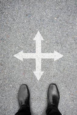 Siyah ayakkabılar çapraz yola ayakta