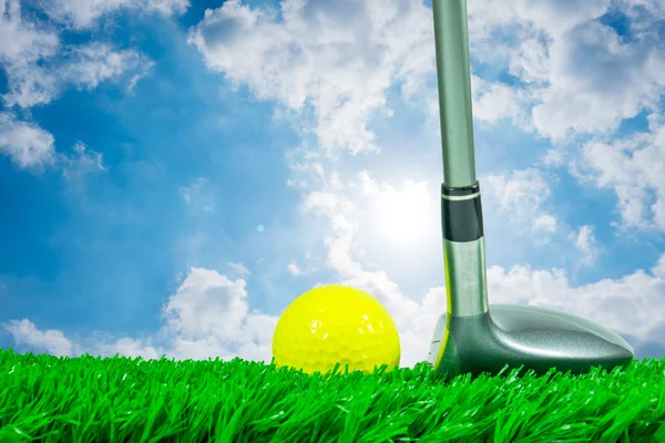 Golf ball and fairway wood on grass — Stock Photo, Image