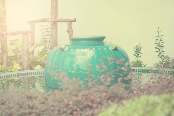 정원에서 녹색 그릇 분수 — 스톡 사진