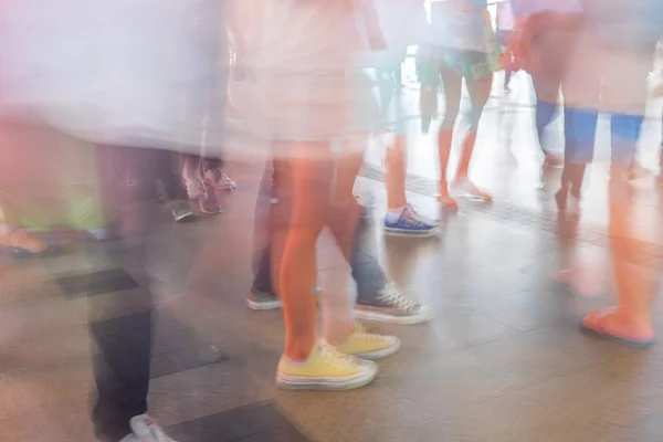 Abstracto borrón gente caminando — Foto de Stock