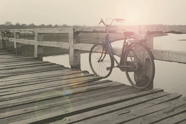 Rower na drewniany most — Zdjęcie stockowe