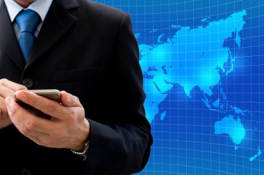Küresel iş için Smartphone kullanarak iş adamı