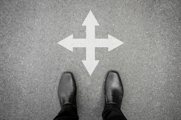 Черные туфли стоят на перекрестке
