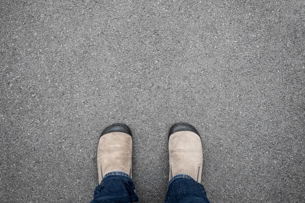 Zapatos marrones de pie en el suelo — Foto de Stock