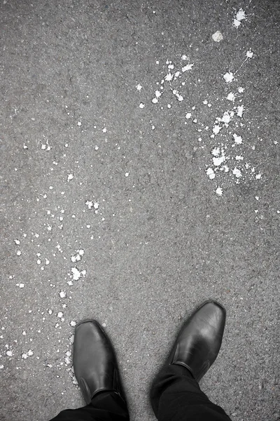 Yerde duran siyah ayakkabı — Stok fotoğraf
