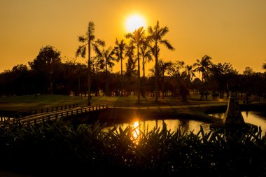Günbatımında golf sahası